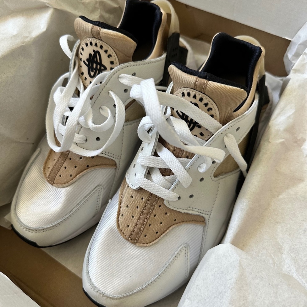 Nike Air Huarache Women’s Sneakers White Black Hemp Sanddrift | Size 9